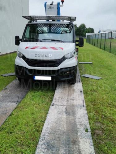 Emelőkosaras kocsi alatt