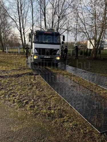 Nehéz teherautó alatt