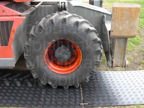 Nagy traktor alatt