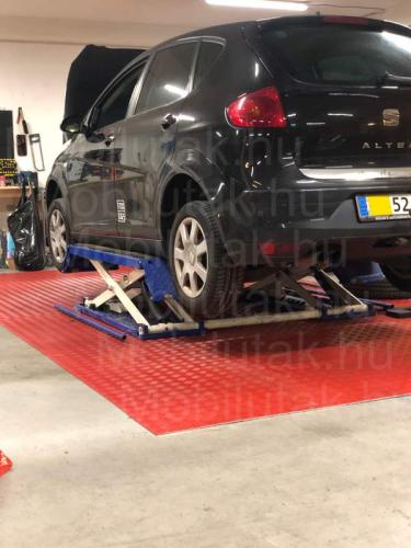 Autószervíz emelő alatt