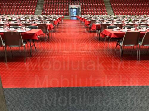 Aréna szinpad asztalokkal